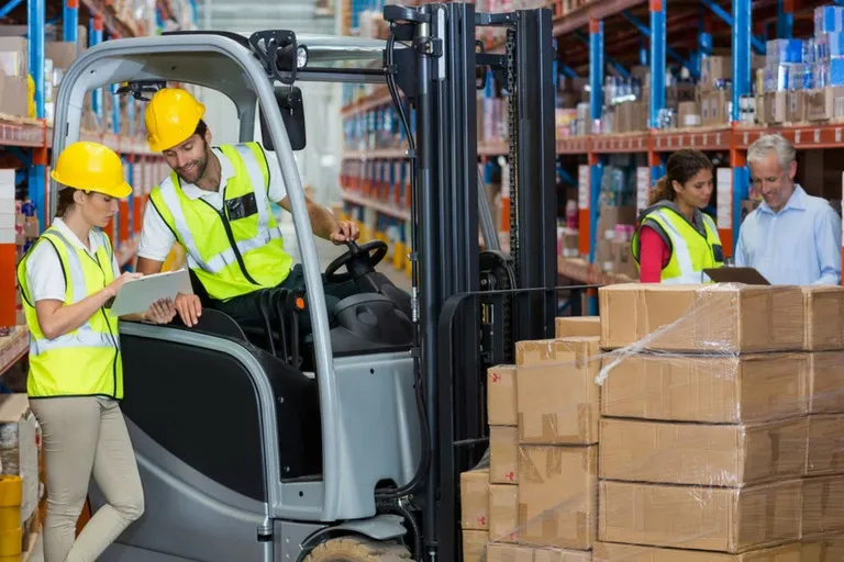 Pieza de la vacante Auxiliar Comercial de Bienes y Productos en Bogotá