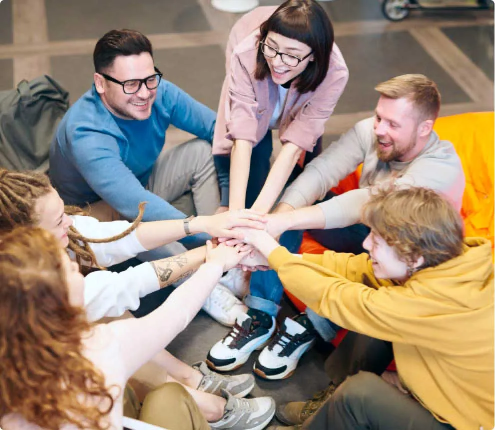 Equipo de trabajo uniendo sus manos